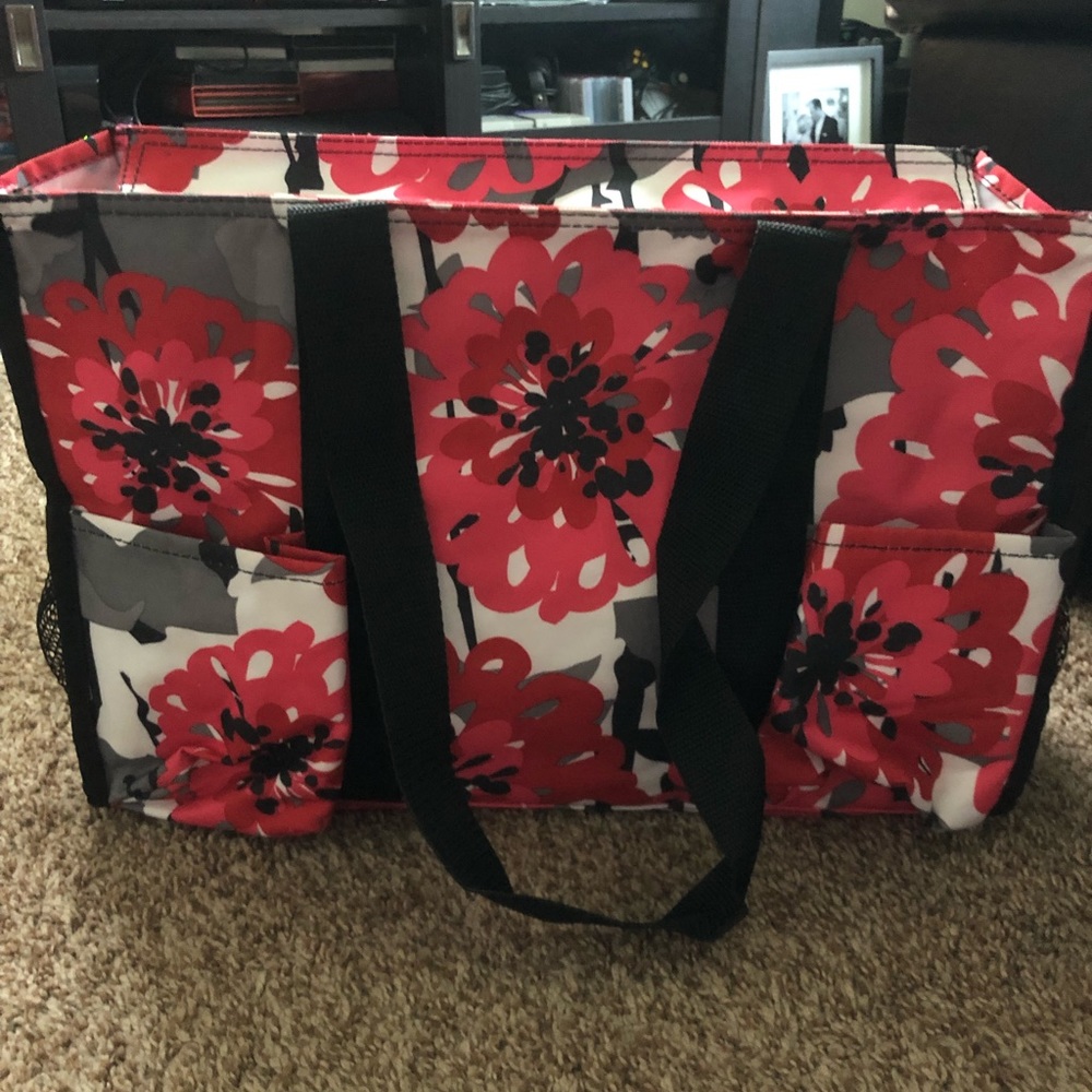 Zip top organizing utility tote